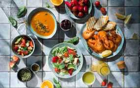 Θέλετε να μειώσετε τον κίνδυνο να πάθετε άνοια; Οι ειδικοί συστήνουν να εμπιστευτείτε τη μεσογειακή διατροφή