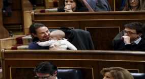 Με ένα μωρό στην αγκαλιά ο αρχηγός των Podemos
