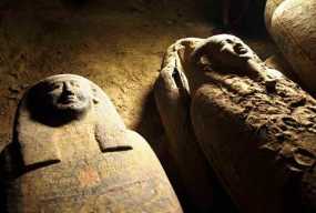 Ανακαλύφθηκαν τέσσερις τάφοι των φαραώ και μια μούμια άνω των 4.000 ετών στη νεκρόπολη της Σακάρα