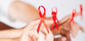 HIV: Τα συμπτώματα σε κάθε στάδιο της λοίμωξης