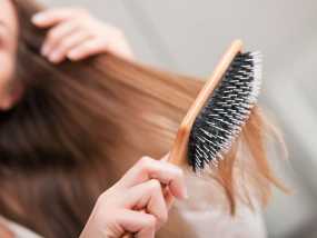 Η νυχτερινή συνήθεια που θα σταματήσει το φριζάρισμα των μαλλιών σας